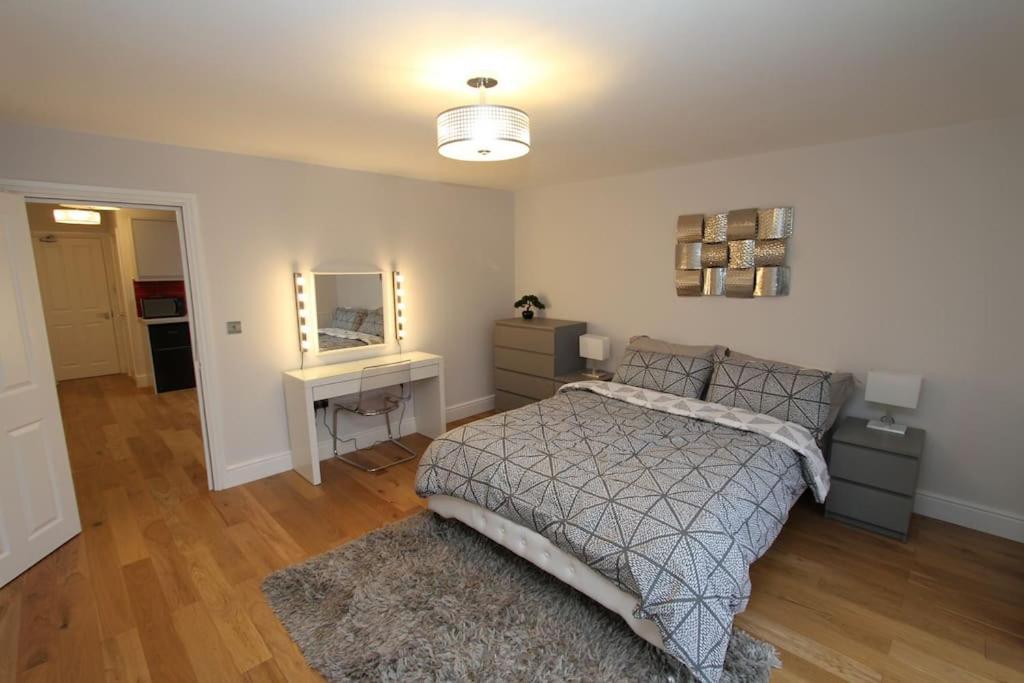 Lovely One Bed Apartment-Near All Transport-Village-Freeparking Λονδίνο Εξωτερικό φωτογραφία