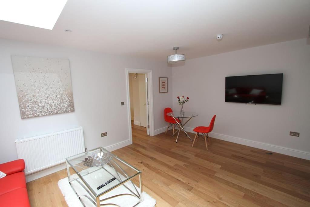 Lovely One Bed Apartment-Near All Transport-Village-Freeparking Λονδίνο Εξωτερικό φωτογραφία