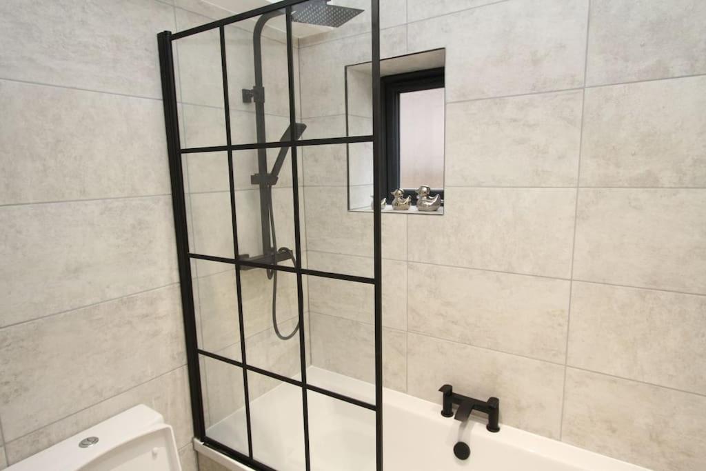 Lovely One Bed Apartment-Near All Transport-Village-Freeparking Λονδίνο Εξωτερικό φωτογραφία